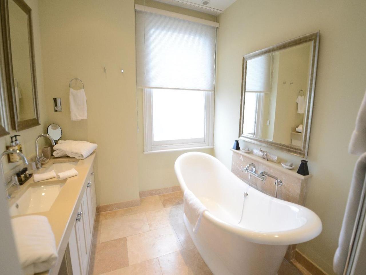 Bed and Breakfast Gilbey'S Bar, Restaurant & Townhouse Windsor Habitación foto